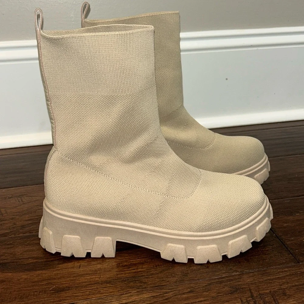 WILD DIVA LOUNGE Stretch Lug Sole Bootie 9 (best fit 8.5)